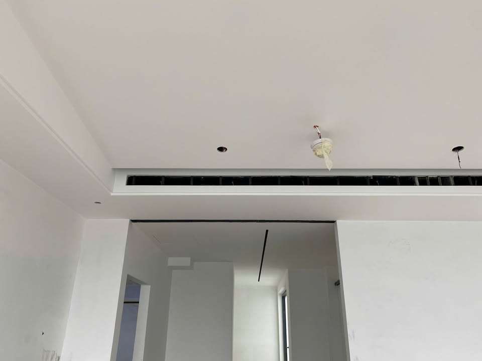 Tính tỉ mỉ trong thi công là yếu tố quyết định chất lượng và độ bền vững của công trình. Mỗi giai đoạn, từ thiết kế đến hoàn thiện, đều cần sự cẩn thận trong từng chi tiết. Sự chăm chút trong từng công đoạn sẽ giúp ngôi nhà bạn không chỉ đẹp mà còn bền vững với thời gian.